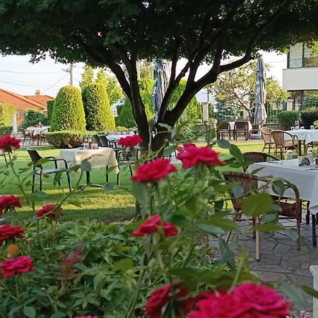 Hotel-Restaurant Almond Karlovo Bagian luar foto