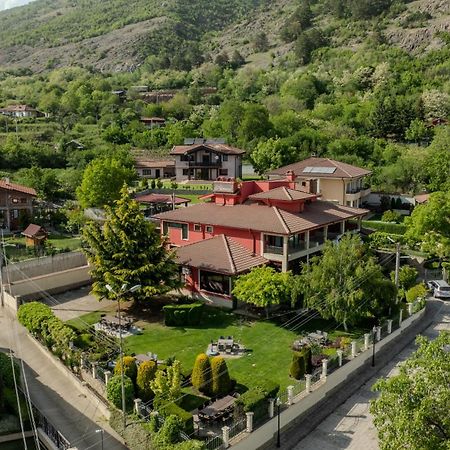 Hotel-Restaurant Almond Karlovo Bagian luar foto