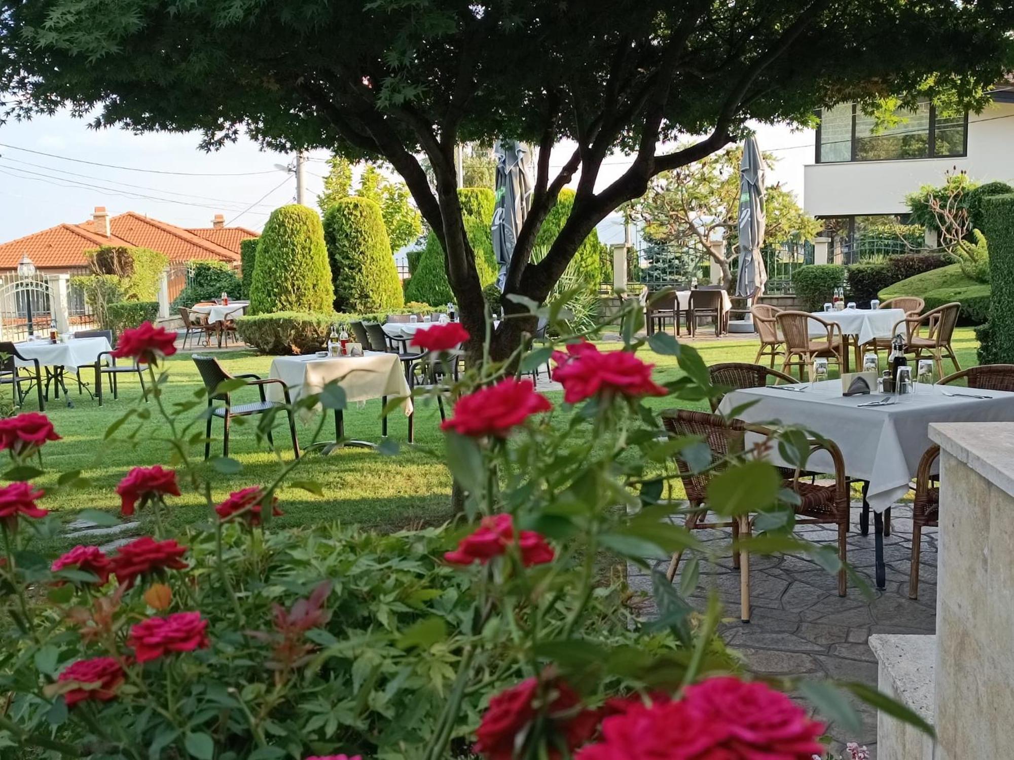 Hotel-Restaurant Almond Karlovo Bagian luar foto