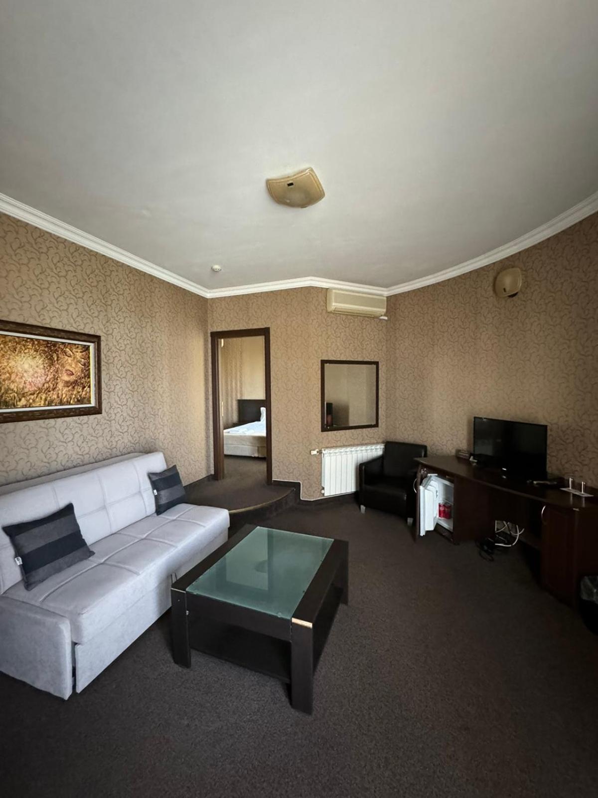 Hotel-Restaurant Almond Karlovo Bagian luar foto