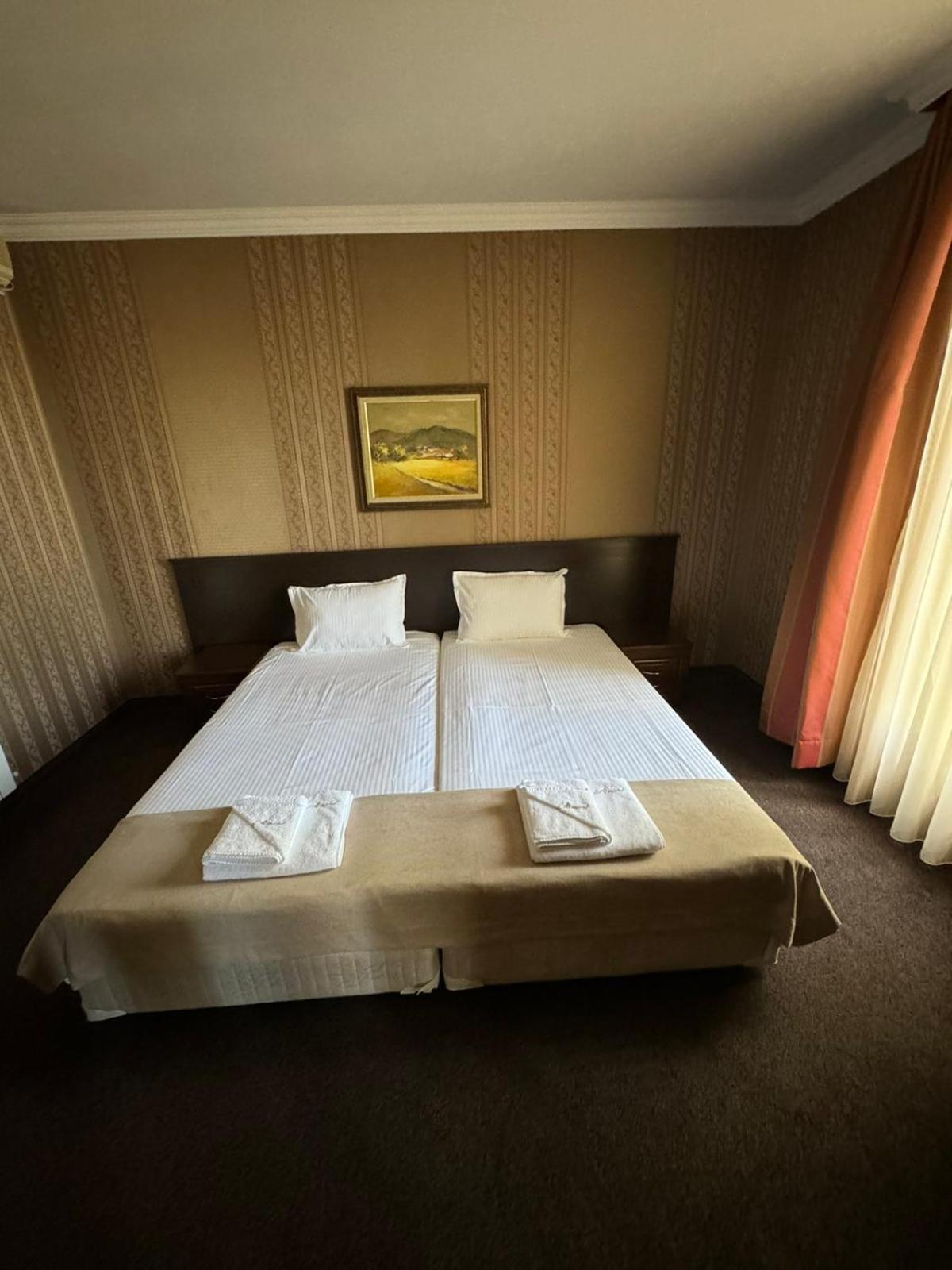 Hotel-Restaurant Almond Karlovo Bagian luar foto