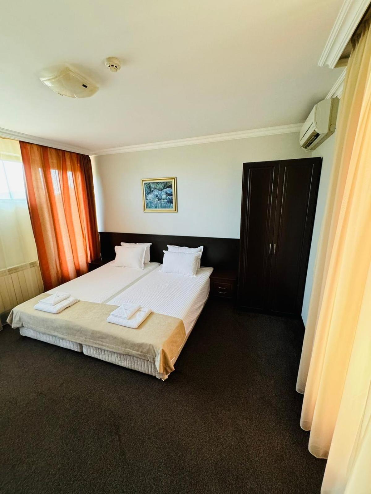 Hotel-Restaurant Almond Karlovo Bagian luar foto