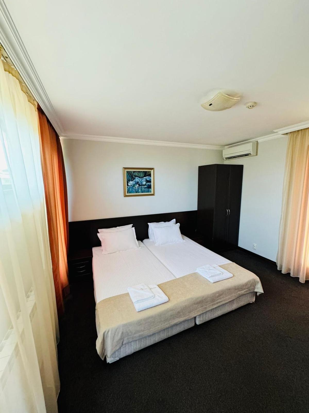 Hotel-Restaurant Almond Karlovo Bagian luar foto