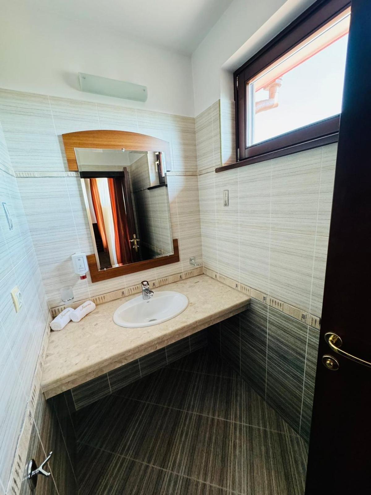 Hotel-Restaurant Almond Karlovo Bagian luar foto
