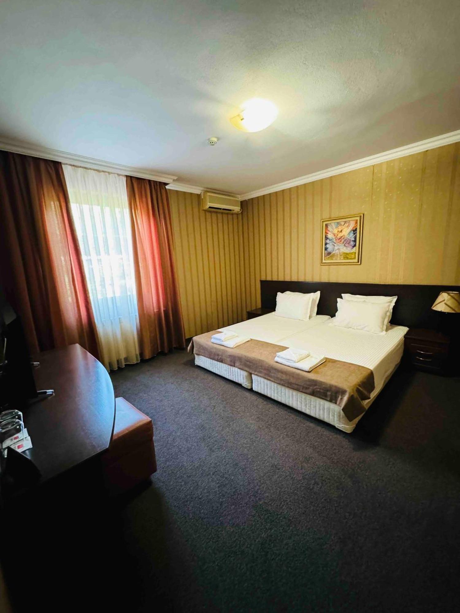 Hotel-Restaurant Almond Karlovo Bagian luar foto