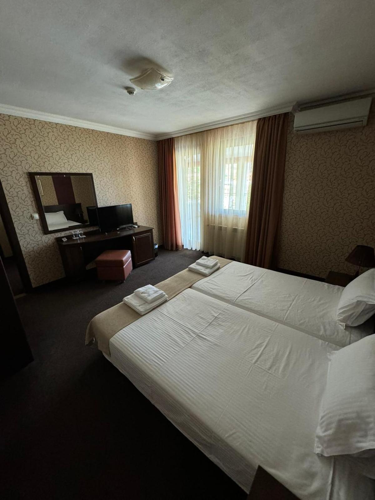 Hotel-Restaurant Almond Karlovo Bagian luar foto