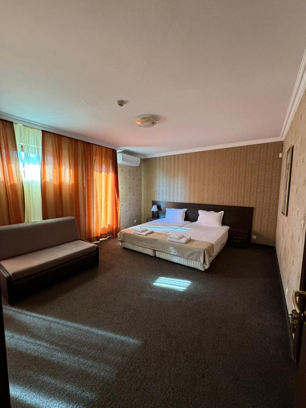 Hotel-Restaurant Almond Karlovo Bagian luar foto