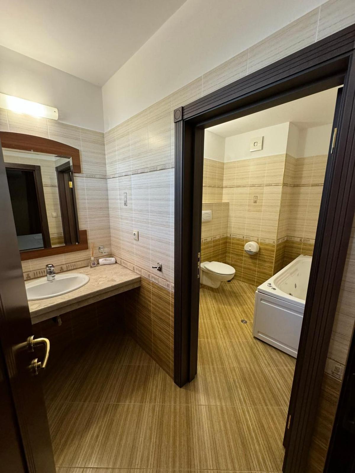 Hotel-Restaurant Almond Karlovo Bagian luar foto