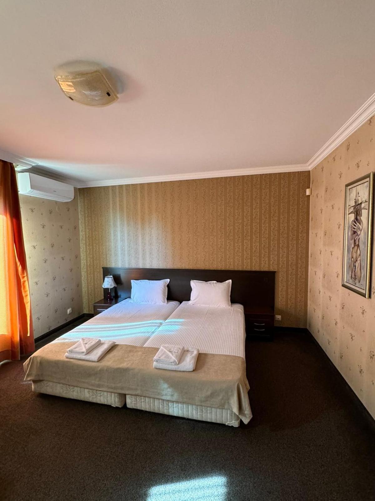 Hotel-Restaurant Almond Karlovo Bagian luar foto