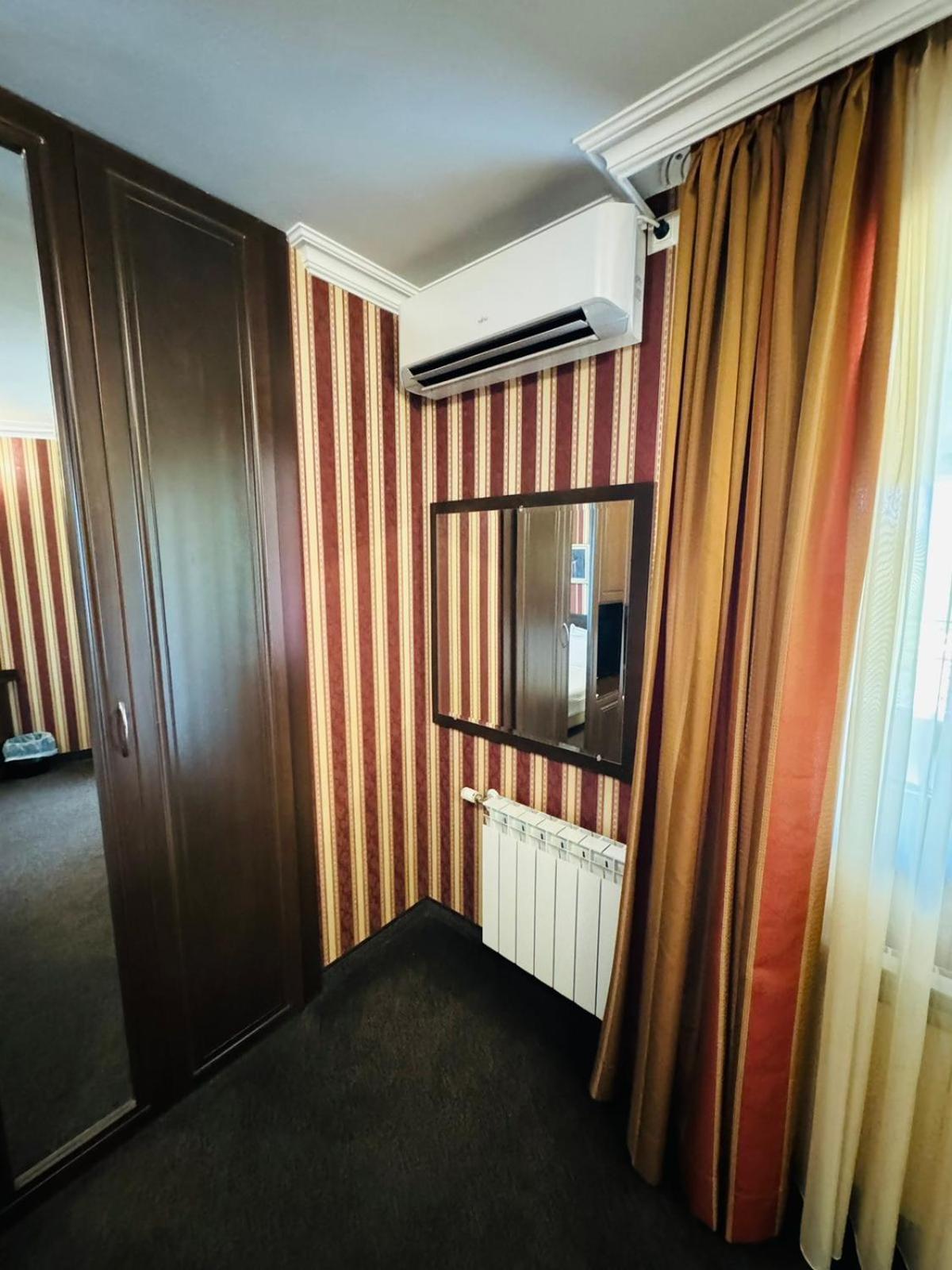 Hotel-Restaurant Almond Karlovo Bagian luar foto
