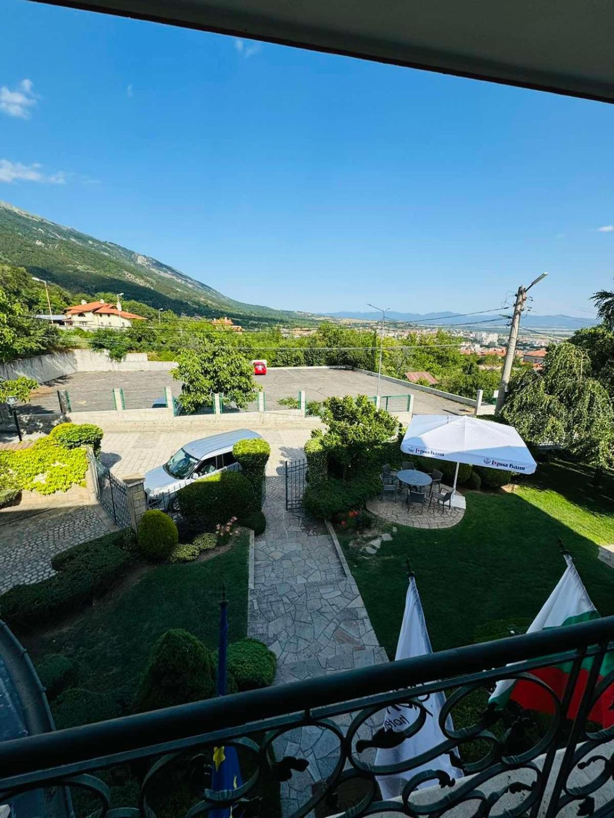 Hotel-Restaurant Almond Karlovo Bagian luar foto