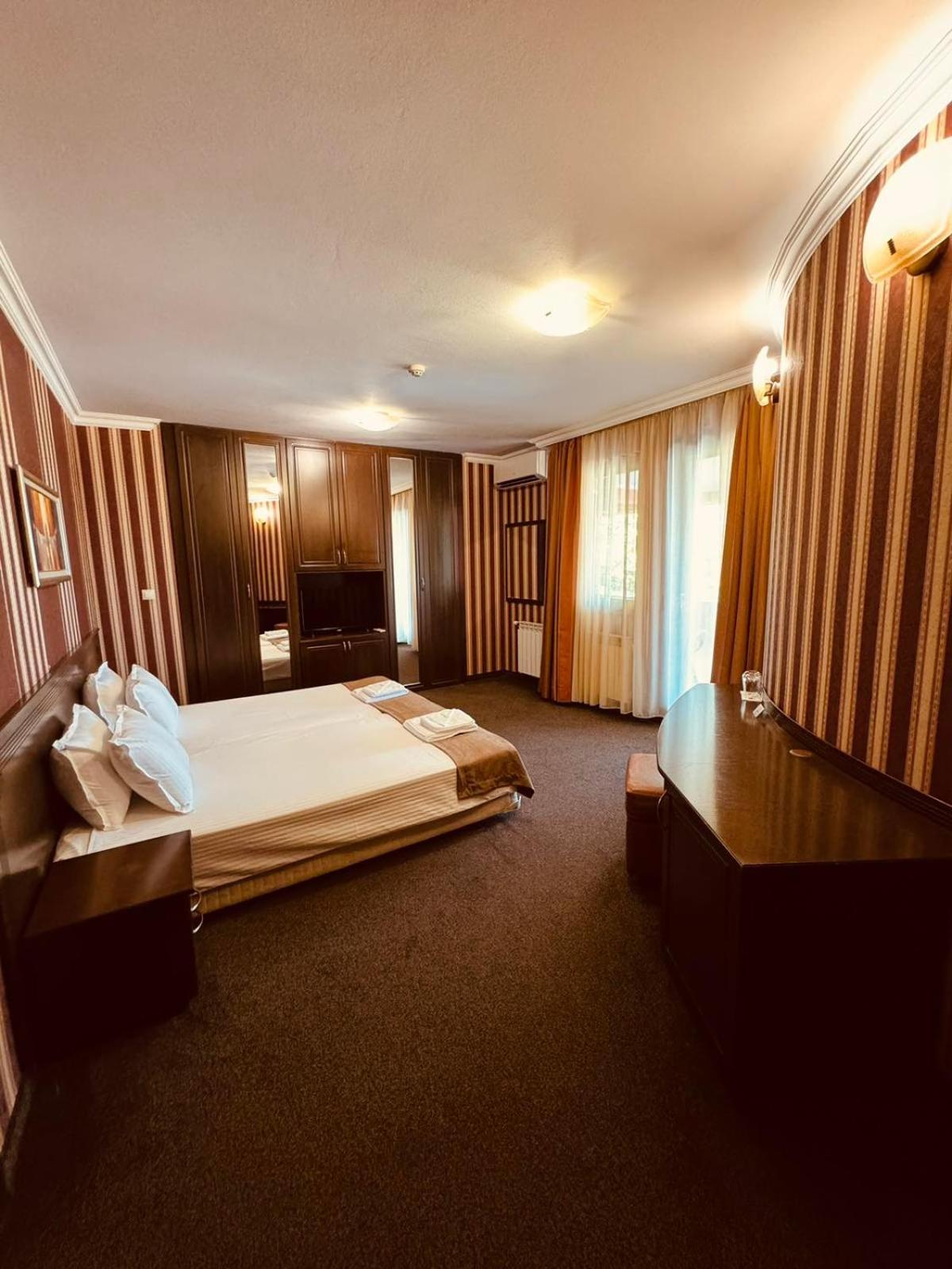 Hotel-Restaurant Almond Karlovo Bagian luar foto