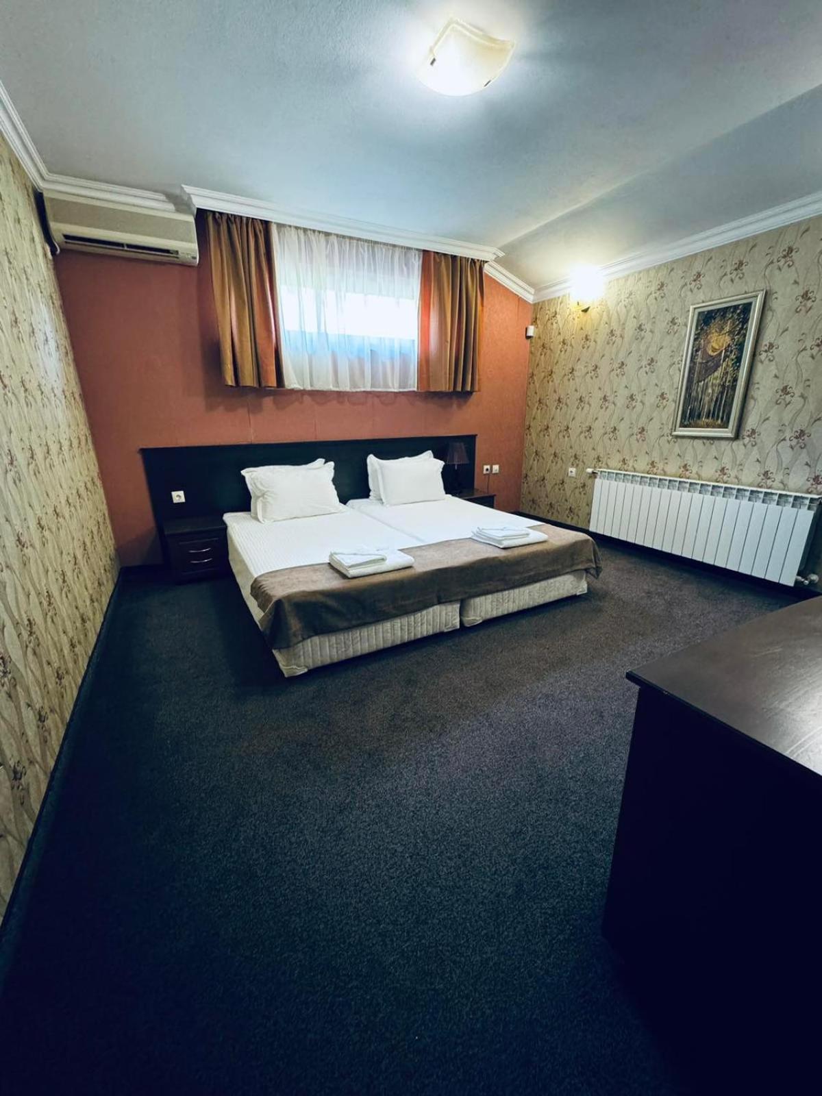 Hotel-Restaurant Almond Karlovo Bagian luar foto