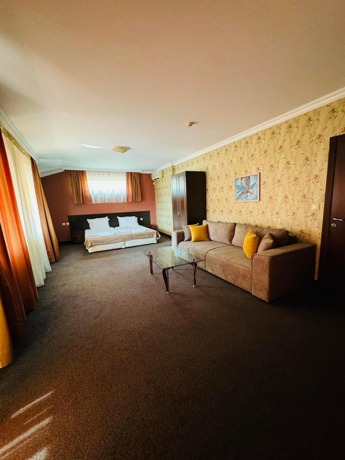 Hotel-Restaurant Almond Karlovo Bagian luar foto