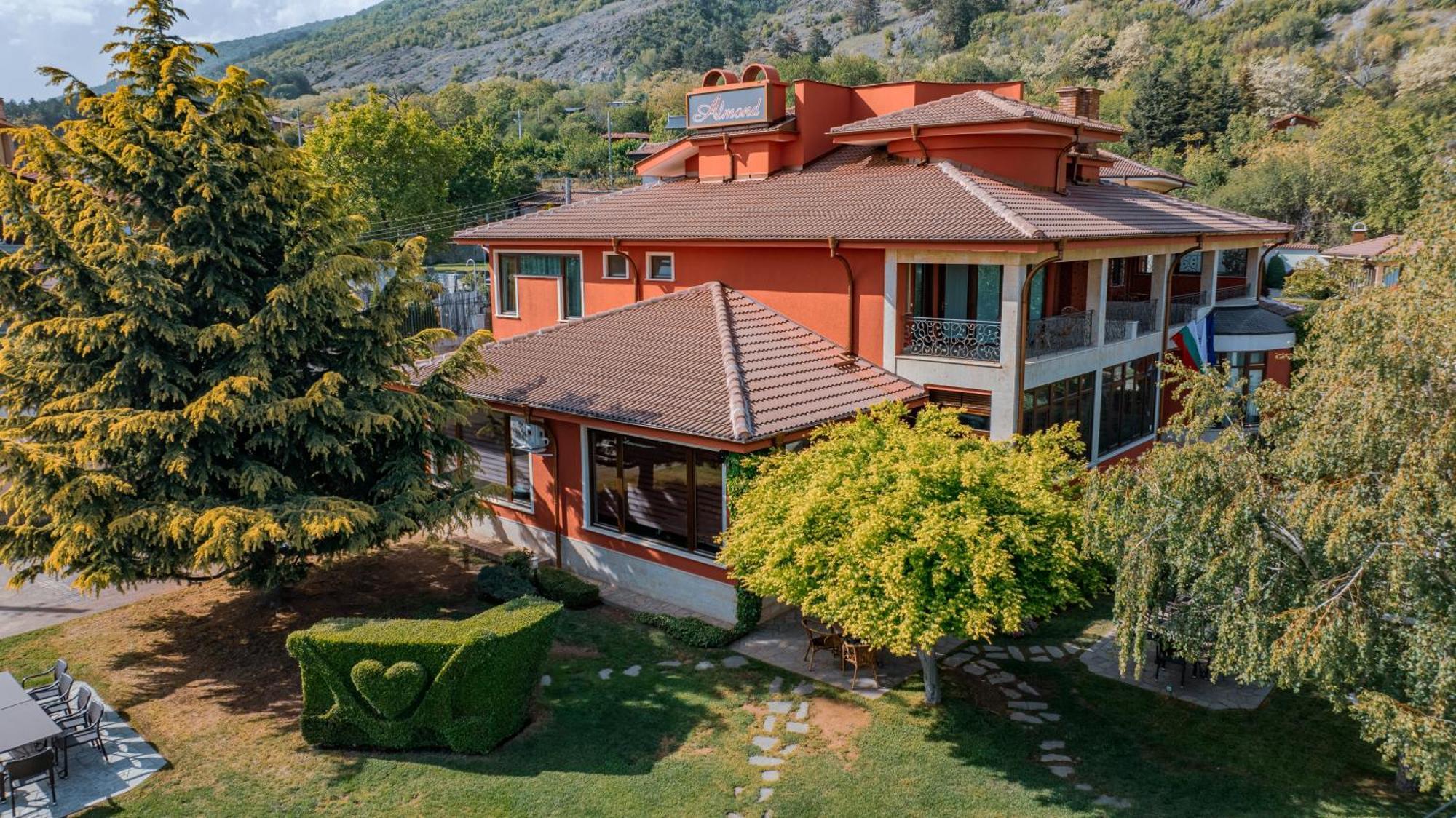 Hotel-Restaurant Almond Karlovo Bagian luar foto