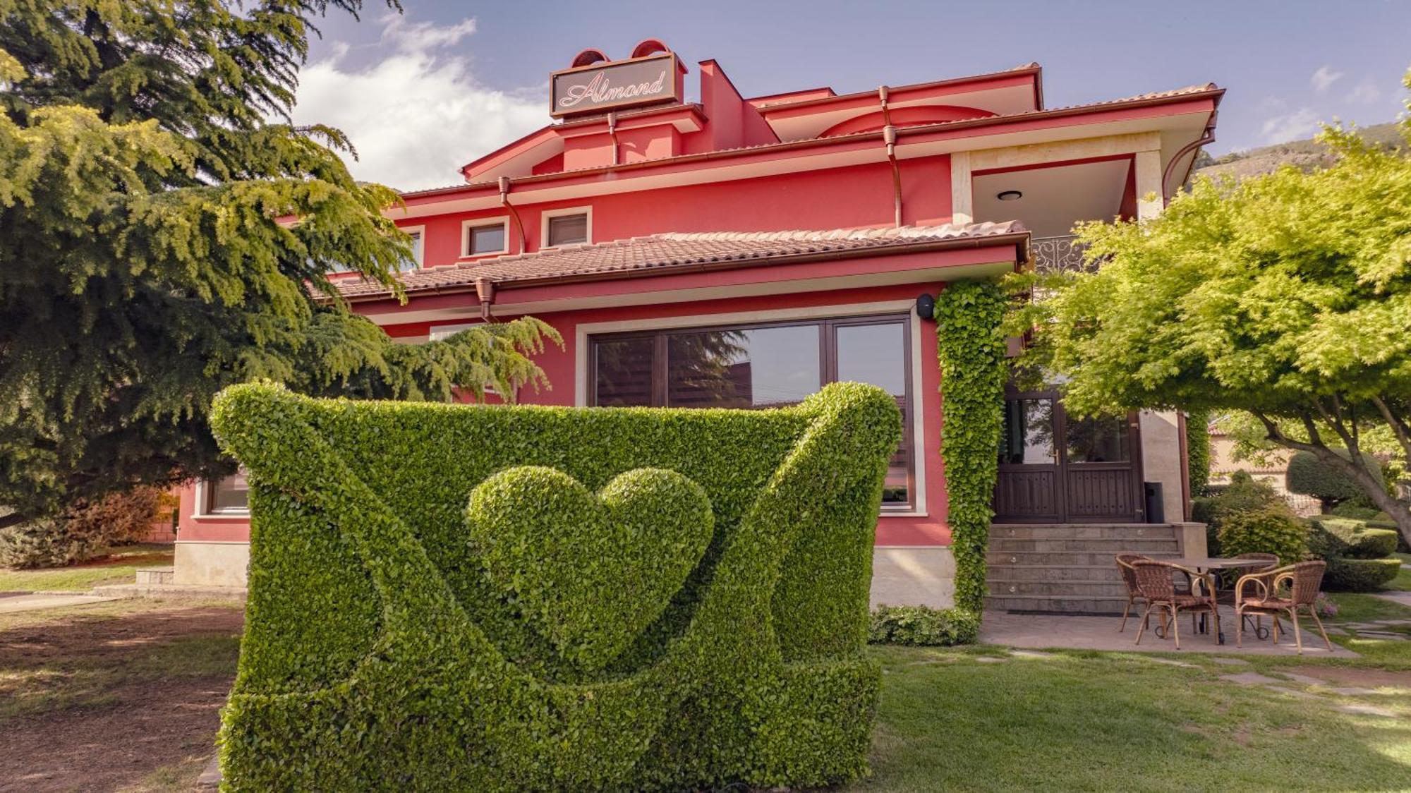 Hotel-Restaurant Almond Karlovo Bagian luar foto