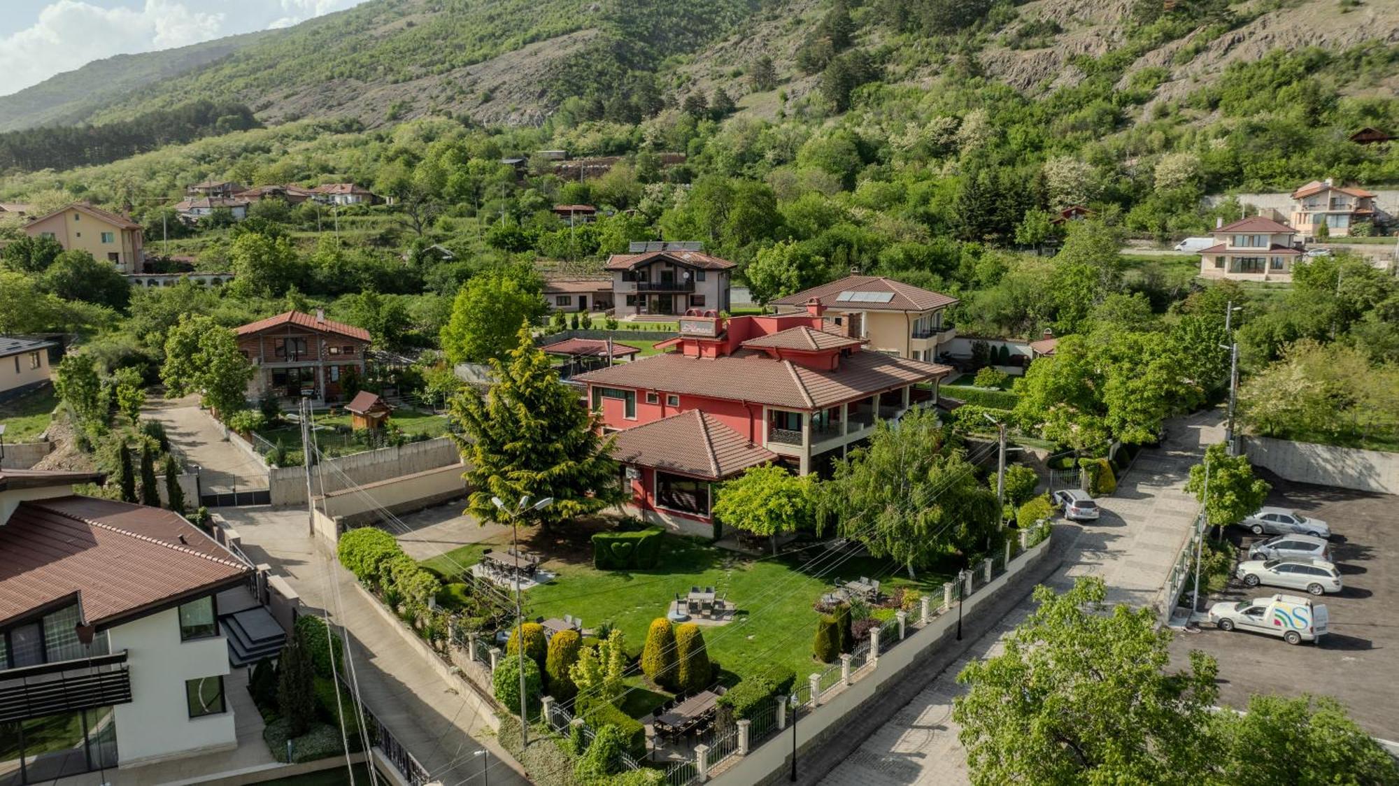 Hotel-Restaurant Almond Karlovo Bagian luar foto
