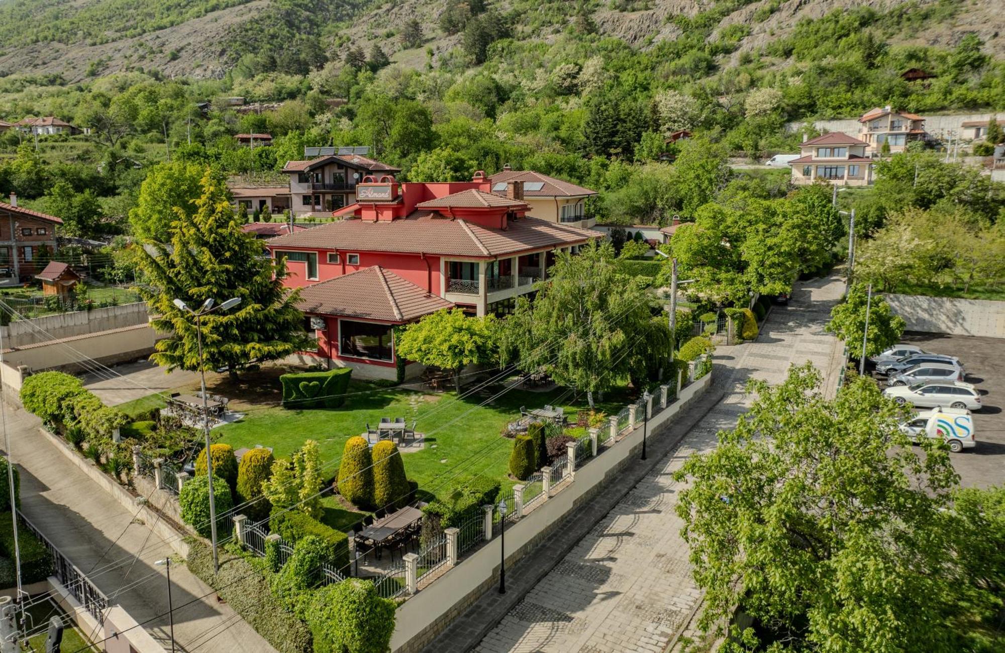 Hotel-Restaurant Almond Karlovo Bagian luar foto