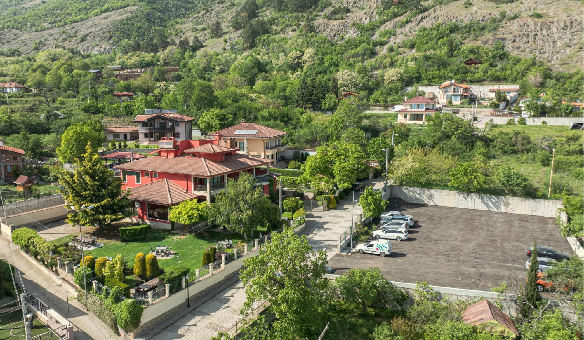 Hotel-Restaurant Almond Karlovo Bagian luar foto