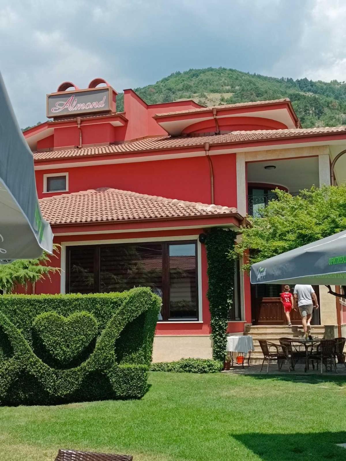 Hotel-Restaurant Almond Karlovo Bagian luar foto