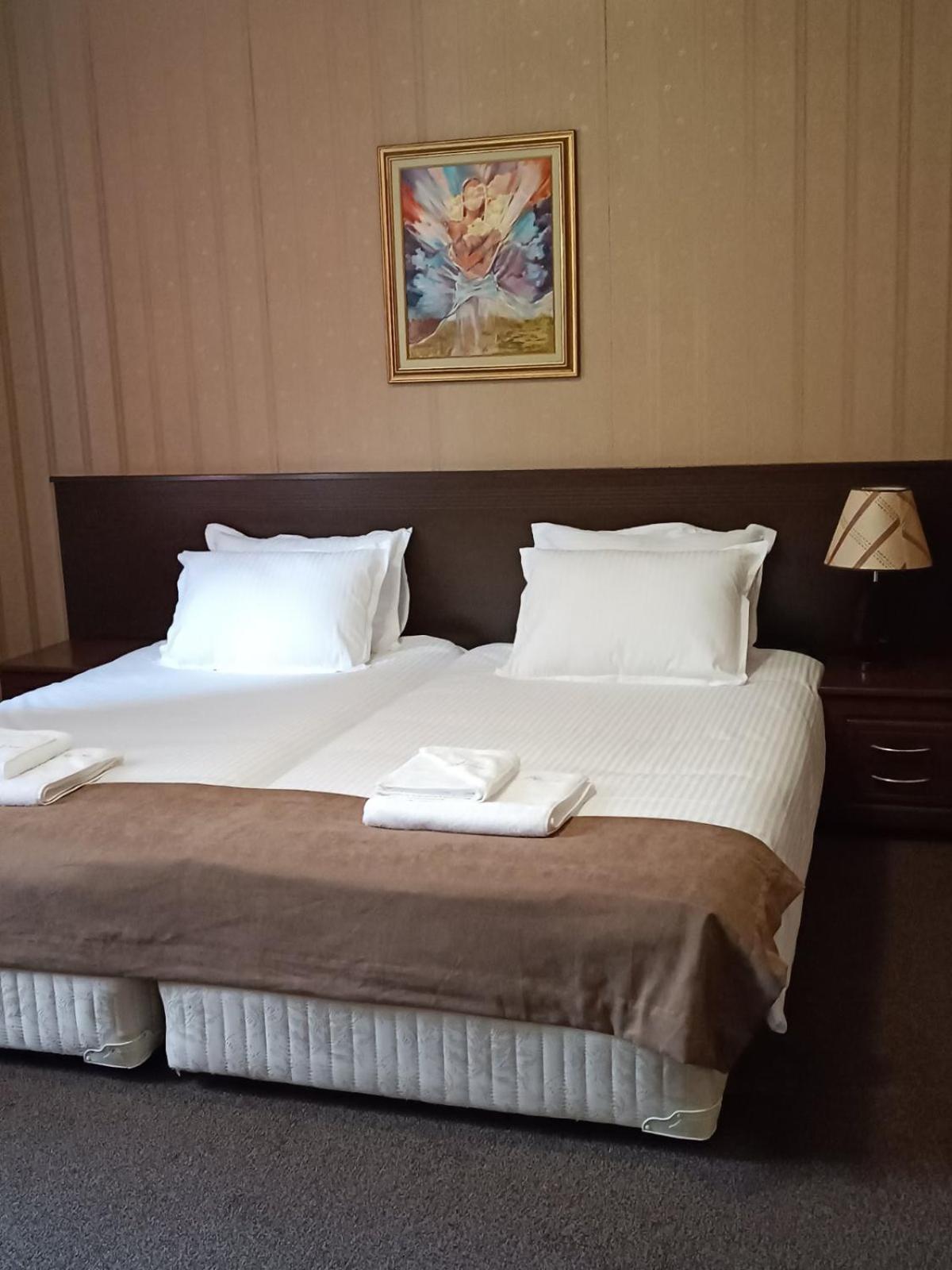 Hotel-Restaurant Almond Karlovo Bagian luar foto