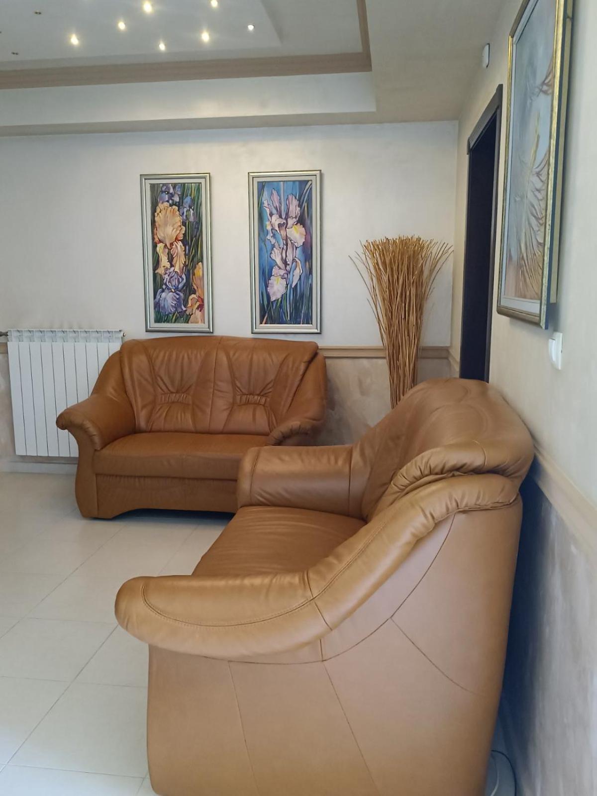 Hotel-Restaurant Almond Karlovo Bagian luar foto