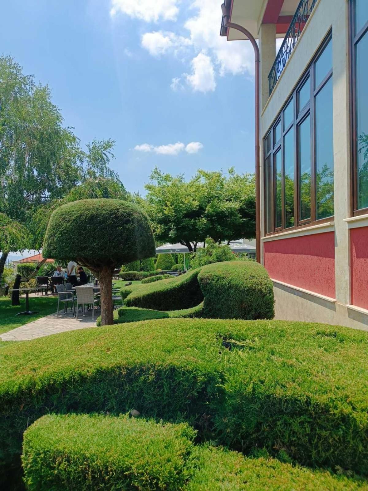 Hotel-Restaurant Almond Karlovo Bagian luar foto